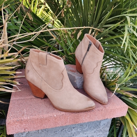 Frye -‎ Reina Leather Bootie, Ash - Picture 4 of 13